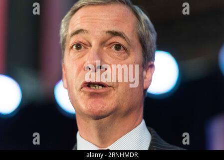 (161128) -- LONDRES, 28 novembre 2016 -- Nigel Farage, leader sortant de l'UKIP, prononce un discours avant de féliciter Paul Nuttall, nouvellement élu, le 28 novembre 2016, à Londres, en Grande-Bretagne. Paul Nuttall, député européen, a été nommé lundi nouveau chef du Parti pour l indépendance du Royaume-Uni (UKIP), l un des principaux partis politiques britanniques. )(yk) RÉSULTATS DU LEADERSHIP DE LA GRANDE-BRETAGNE-LONDRES-UKIP RayxTang PUBLICATIONxNOTxINxCHN Londres novembre 28 2016 Nigel Farage, leader sortant de l'UKIP, prononce un discours avant de féliciter Paul Nuttall, nouvellement élu, LE 28 2016 novembre à Londres, membre britannique du Parlement européen Banque D'Images