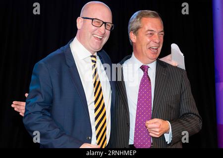 (161128) -- LONDRES, 28 novembre 2016 -- Nigel Farage(R), leader sortant de l'UKIP, félicite Paul Nuttall, nouvellement élu, le 28 novembre 2016, à Londres, en Grande-Bretagne. Paul Nuttall, député européen, a été nommé lundi nouveau chef du Parti pour l indépendance du Royaume-Uni (UKIP), l un des principaux partis politiques britanniques. )(yk) RÉSULTATS DU LEADERSHIP DE LA GRANDE-BRETAGNE-LONDRES-UKIP RayxTang PUBLICATIONxNOTxINxCHN Londres novembre 28 2016 le leader sortant de l'UKIP Nigel Farage r félicite Paul Nuttall nouvellement élu LE 28 2016 novembre à Londres le député européen de la Grande-Bretagne Paul Nuttall qui a nommé lundi Banque D'Images