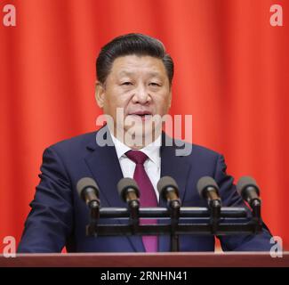 (161130) -- BEIJING, le 30 novembre 2016 -- le président chinois Xi Jinping s'adresse à la cérémonie d'ouverture du 10e Congrès de la Fédération chinoise des cercles littéraires et artistiques (CFLAC) et du neuvième Congrès de l'Association des écrivains chinois (CWA) à Beijing, capitale de la Chine, le 30 novembre 2016.) (zkr) CHINA-BEIJING-XI JINPING-CONGRESS(CN) YaoxDawei PUBLICATIONxNOTxINxCHN Beijing nov 30 2016 le président chinois Xi Jinping prononce une allocution lors de la cérémonie d'ouverture du 10e Congrès de la Fédération chinoise des cercles littéraires et artistiques CFLAC et du 9e Congrès de l'Association des écrivains chinois à Pékin Banque D'Images