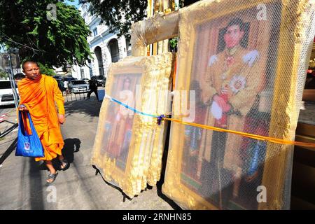 (161130) -- BANGKOK, 30 novembre 2016 -- Un moine passe devant des portraits du prince héritier Maha Vajiralongkorn pour les vendre devant une boutique de souvenirs à Bangkok, Thaïlande, le 30 novembre 2016. Le Parlement thaïlandais a déclaré mardi que le prince héritier Maha Vajiralongkorn allait devenir le roi de Thaïlande lors d'une réunion télévisée. À Bangkok, certains magasins ont commencé à vendre des portraits du prince héritier avant même son ascension formelle au trône. (zy) THAÏLANDE-BANGKOK-PRINCE HÉRITIER VAJIRALONGKORN-PORTRAIT RachenxSageamsak PUBLICATIONxNOTxINxCHN Bangkok novembre 30 2016 un moine marche devant Portraits de la Couronne PRI Banque D'Images