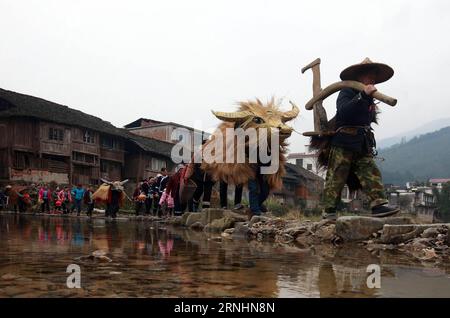 (161130) -- BEIJING , 30 novembre 2016 -- les gens prennent part à une célébration pour Lichun , le premier des 24 termes solaires du calendrier lunaire chinois, dans le village de Guangnan, ville de Guilin, région autonome de Guangxi Zhuang dans le sud de la Chine, le 4 février 2016. L Organisation des Nations Unies pour l éducation, la science et la culture (UNESCO) a inscrit mercredi les vingt-quatre termes solaires de la Chine sur la liste représentative du patrimoine culturel immatériel de l humanité. ) (zkr) CHINE-TERMES SOLAIRES-PATRIMOINE CULTUREL IMMATÉRIEL(CN) LixZhongbo PUBLICATIONxNOTxINxCHN Pékin nov 30 2016 célébrités participent à une célébration Banque D'Images