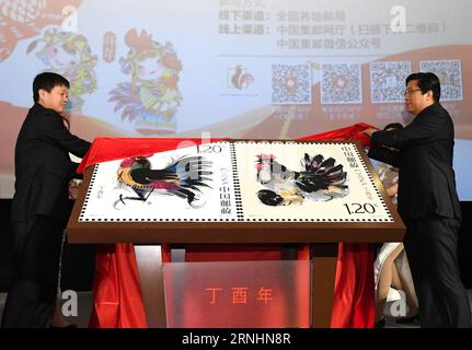 (161130) -- PÉKIN, le 30 novembre 2016 -- les ébauches officielles de timbres pour l'année Dingyou, ou l'année du coq, sont dévoilées à Pékin, en Chine, le 30 novembre 2016. La poste chinoise a officiellement diffusé mercredi le projet du timbre spécial du nouvel an lunaire. ) (Zyd) CHINA-BEIJING-STAMP-NEW YEAR OF THE COQ-DRAFT (CN) LixHe PUBLICATIONxNOTxINxCHN Beijing nov. 30 2016 les ébauches officielles des timbres de l'année ou de l'année du coq sont dévoilées à Beijing Chine nov. 30 2016 China Post a officiellement publié mercredi le Draft of the Lunar New Year Special Stamp ZYD Chine Beijing Stamp nouvel an de Banque D'Images