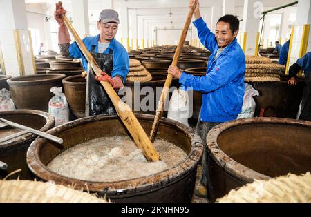 (161130) -- BEIJING , 30 novembre 2016 -- les travailleurs battent du riz étuvé pour brasser du vin de riz Shaoxing dans une brasserie de vin de riz le jour de Lidong , le 19e des 24 termes solaires du calendrier lunaire chinois, à Shaoxing, dans la province du Zhejiang de l est de la Chine, le 7 novembre 2014. L Organisation des Nations Unies pour l éducation, la science et la culture (UNESCO) a inscrit mercredi les vingt-quatre termes solaires de la Chine sur la liste représentative du patrimoine culturel immatériel de l humanité. ) (zkr) CHINE-TERMES SOLAIRES-PATRIMOINE CULTUREL IMMATÉRIEL(CN) XuxYu PUBLICATIONxNOTxINxCHN Beijing nov 30 2016 les travailleurs battent u Banque D'Images