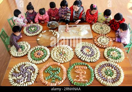 (161130) -- PÉKIN , 30 novembre 2016 -- les enfants apprennent à faire des boulettes dans un jardin d'enfants du comté de Yiyuan, province de Shandong dans l'est de la Chine, le 21 décembre 2015, pour recevoir la venue de Dongzhi , le 22e des 24 termes solaires du calendrier lunaire chinois. L Organisation des Nations Unies pour l éducation, la science et la culture (UNESCO) a inscrit mercredi les vingt-quatre termes solaires de la Chine sur la liste représentative du patrimoine culturel immatériel de l humanité. ) (zkr) CHINE-TERMES SOLAIRES-PATRIMOINE CULTUREL IMMATÉRIEL(CN) ZhaoxDongshan PUBLICATIONxNOTxINxCHN Beijing nov 30 2016 les enfants apprennent À faire des BOULETTES Banque D'Images