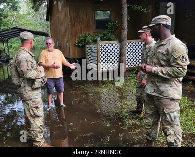 Steinhatee, États-Unis. 30 août 2023. Des soldats de l'armée américaine avec la Garde nationale de Floride, 153rd Calvary Regiment, effectuent un contrôle de bien-être avec un résident à la suite de l'ouragan Idalia, le 30 août 2023 à Steinhatee, en Floride. Crédit : CPS. Christian Wilson/US Army/Alamy Live News Banque D'Images