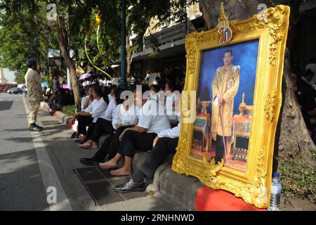 (161202) -- BANGKOK, 2 décembre 2016 -- Un portrait du nouveau roi de Thaïlande Maha Vajiralongkorn est placé à côté d'une route à Bangkok, Thaïlande, le 2 décembre 2016. Le prince héritier de Thaïlande Maha Vajiralongkorn a accepté l'invitation du président du Parlement à monter sur le trône et a ainsi proclamé officiellement le roi Rama X lors d'une cérémonie télévisée. (djj) THAÏLANDE-BANGKOK-NOUVEAU ROI RachenxSageamsak PUBLICATIONxNOTxINxCHN Banque D'Images