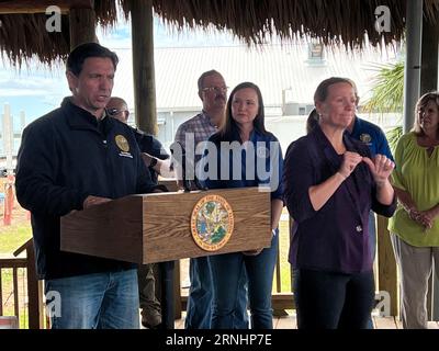 Steinhatee, États-Unis. 01 septembre 2023. Le gouverneur de Floride Ron DeSantis, à gauche, aux côtés de représentants de l'État et du gouvernement fédéral répond à une question lors d'une conférence de presse lors d'une visite des zones endommagées par l'ouragan le 31 août 2023 à Steinhatee, en Floride. Crédit : SPC. Alexander Helman/US Army/Alamy Live News Banque D'Images