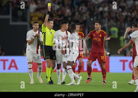 Stadio Olimpico, Rome, Italy. 1st Sep, 2023. Serie A Football; Roma versus AC Milan; Referee Antonio Rapuano shows the yellow card to Fikayo Tomori of AC Milan Credit: Action Plus Sports/Alamy Live News Banque D'Images