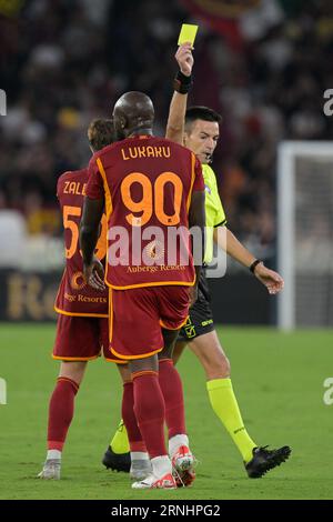 Stadio Olimpico, Rome, Italie. 1 septembre 2023. Serie A football ; Roma contre AC Milan ; l'arbitre Antonio Rapuano montre un carton jaune à Romelu Lukaku de AS Roma Credit : action plus Sports/Alamy Live News Banque D'Images