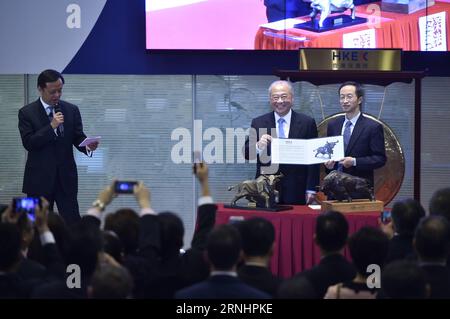 (161205) -- HONG KONG, 5 décembre 2016 -- les bourses de Hong Kong et de Shenzhen échangent des cadeaux lors du lancement du Shenzhen-Hong Kong stock Connect, le deuxième lien entre les bourses de l'intérieur et de Hong Kong, à Hong Kong, dans le sud de la Chine, le 5 décembre 2016.) (Zwx) CHINA-HONG KONG-STOCK CONNECT-LAUNCH (CN) WangxShen PUBLICATIONxNOTxINxCHN Hong Kong DEC 5 2016 Hong Kong et Shenzhen Bourses échangent des cadeaux entre eux lors du lancement du Shenzhen Hong Kong Stick Connect le deuxième lien entre les bourses nationales et Hong Kong à Hong Kong South China DEC 5 2016 zwx Chine Hong K Banque D'Images