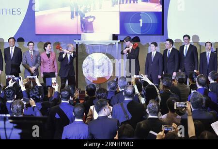 (161205) -- HONG KONG, 5 décembre 2016 -- Leung Chun-ying (5th R), directeur général de la région administrative spéciale de Hong Kong, Chow Chung-kong (4e L), président des bourses et de la compensation de Hong Kong, a conjointement battu le gong pour marquer le lancement du Shenzhen-Hong Kong stock Connect, la deuxième liaison entre les bourses intérieures et de Hong Kong, à Hong Kong, dans le sud de la Chine, le 5 décembre 2016. ) (wf) CHINA-HONG KONG-STOCK CONNECT-LAUNCH (CN) WangxShen PUBLICATIONxNOTxINxCHN Hong Kong DEC 5 2016 Leung Chun Ying 5e r Directeur général de la région administrative spéciale de Hong Kong et de Hong Kong Exchanges and Clearing CH Banque D'Images