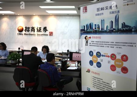 (161205) -- SHENZHEN, 5 décembre 2016 -- une photo prise le 5 décembre 2016 montre une affiche sur le lancement du Shenzhen-Hong Kong stock Connect dans une société de valeurs mobilières à Shenzhen, dans la province du Guangdong du sud de la Chine. Le Shenzhen-Hong Kong stock Connect, le deuxième lien entre les bourses du continent chinois et Hong Kong, a fait ses débuts lundi. ) (wx) CHINA-SHENZHEN-HONG KONG-STOCK CONNECT-LAUNCHING (CN) WangxDongzhen PUBLICATIONxNOTxINxCHN Shenzhen DEC 5 2016 photo prise LE 5 2016 DEC montre une affiche sur le lancement du Shenzhen Hong Kong Stick Connect dans une société de valeurs mobilières à Shenzhe Banque D'Images