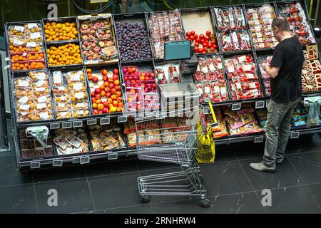 Wien, Autriche - 28 août 2023 : Section de fruits vue d'en haut dans un supermarché en Autriche. Banque D'Images