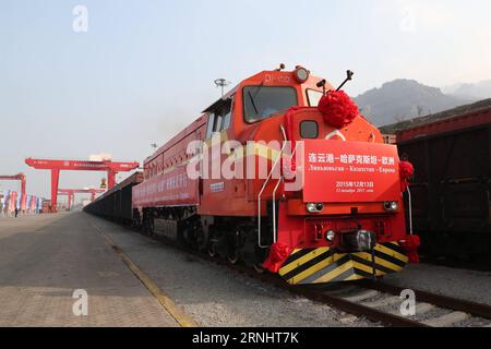 (161209) -- NANJING, 9 déc. 2016 () -- le premier train de marchandises chargé à destination de l'Europe via le Kazakhstan sort de la base logistique sino-kazakhe dans la ville côtière de Lianyungang, province du Jiangsu, dans l'est de la Chine, le 13 décembre 2015. Le port de Lianyungang, dont la construction a débuté au début des années 1930, est aujourd’hui l’un des principaux débouchés de l’est de la Chine à l’océan Pacifique. Depuis que le terminal logistique Chine-Kazakhstan a été mis en service à Lianyungang le 19 mai 2014 et que le premier train de marchandises est parti de Lianyungang à Almaty au Kazakhstan le 25 février 2015, le port a joué un rôle crucial Banque D'Images