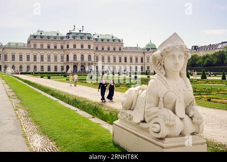 Wien, Autriche, août 27 2023, Sculpture du Sphinx avec St. Cathédrale d'Étienne en arrière-plan. Le Belvédère est un magnifique palais baroque W. Banque D'Images