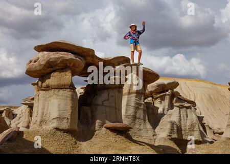 Les visiteurs apprécient l'Ah-Shi-SLE Pah Wilderness Study Area qui possède certaines des meilleures formations hoodoo dans les collines d'argile sculptées dans l'eau du New Mexic Banque D'Images