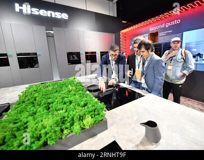 (230901) -- BERLIN, 1 sept. 2023 (Xinhua) -- les gens visitent le stand de la société chinoise Hisense lors de l'IFA 2023 à Berlin, capitale de l'Allemagne, le 1 septembre 2023. L'IFA 2023, l'un des plus grands salons mondiaux de l'électronique grand public, a ouvert ses portes vendredi avec plus de 2 000 exposants venus de 48 pays et régions, une échelle bien plus importante que l'année dernière. Selon le site officiel de l'IFA, près de 1 300 exposants chinois se sont inscrits à l'événement de cette année. Des entreprises chinoises telles que Hisense, TCL et Haier ont occupé certaines des plus grandes surfaces d'exposition avec divers produits. (Xi Banque D'Images