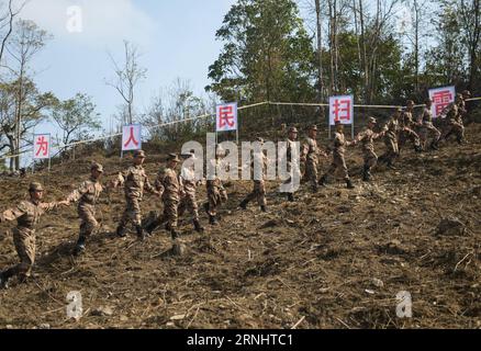 161209 -- HEKOU, 9 décembre 2016 -- des soldats marchent sur un champ de mines après le balayage de mines terrestres dans le canton de Qiaotou, dans le comté autonome de Hekou Yao, dans le sud-ouest de la province du Yunnan de la Chine, 9 décembre 2016. Vendredi, les soldats chinois ont achevé de déminer 18 champs de mines dans la section de Honghe Hani et de la préfecture autonome de Yi. Les soldats chinois ont commencé leur troisième mission de balayage de mines terrestres le long de la frontière sino-vietnamienne en novembre 2015, couvrant 30 cantons dans six comtés de la province du Yunnan. La mission devrait être terminée d ' ici à la fin de 2017. WX CHINE-YUNNAN-FRONTIÈRE-BALAYAGE DE MINES CN LIXYAN PUBLIC Banque D'Images