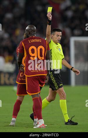 Roma, Italy. 01st Sep, 2023. Referee Antonio Rapuano shows the yellow card to Romelu Lukaku of AS Roma during football Match, Stadio Olimpico, Roma v Milan, 1Sep 2023 (Photo by AllShotLive/Sipa USA) Credit: Sipa USA/Alamy Live News Banque D'Images