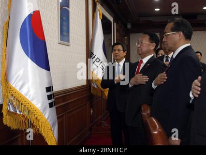 (161209) -- SÉOUL, 9 décembre 2016 -- le Premier ministre sud-coréen Hwang Kyo-ahn (1e L) salue le drapeau national avant la première réunion du cabinet après son accession à la présidence par intérim à Séoul, Corée du Sud, le 9 décembre 2016.) (Zjy) RÉUNION DU CABINET CORÉE DU SUD-SÉOUL YaoxQilin PUBLICATIONxNOTxINxCHN Séoul DEC 9 2016 les premiers ministres sud-coréens Hwang Kyo Ahn 1st l saluent le drapeau national avant la première réunion du cabinet après son accession au poste de président par intérim à Séoul en Corée du Sud DEC 9 2016 zjy Corée du Sud Réunion du Sud YaoxQilin PUBLICATIONxNOTxINxCHN Banque D'Images