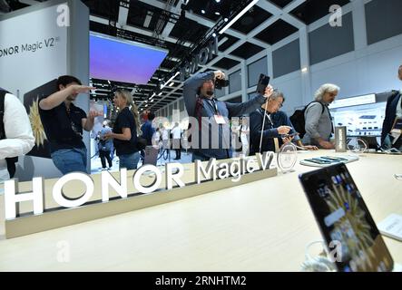 (230901) -- BERLIN, 1 septembre 2023 (Xinhua) -- les gens essaient les téléphones pliables sur le stand de la société chinoise Honor lors de l'IFA 2023 à Berlin, capitale de l'Allemagne, le 1 septembre 2023. L'IFA 2023, l'un des plus grands salons mondiaux de l'électronique grand public, a ouvert ses portes vendredi avec plus de 2 000 exposants venus de 48 pays et régions, une échelle bien plus importante que l'année dernière. Selon le site officiel de l'IFA, près de 1 300 exposants chinois se sont inscrits à l'événement de cette année. Des entreprises chinoises telles que Hisense, TCL et Haier ont occupé certaines des plus grandes surfaces d’exposition avec variou Banque D'Images