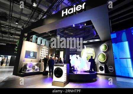 (230901) -- BERLIN, Sept. 1, 2023 (Xinhua) -- People visit the booth of Chinese company Haier during the IFA 2023 in Berlin, capital of Germany, on Sept. 1, 2023. As one of the world's leading trade fairs for consumer electronics, the five-day IFA 2023 opened here on Friday with over 2,000 exhibitors from 48 countries and regions, a much greater scale than last year. According to IFA official website, nearly 1,300 Chinese exhibitors have registered in this year's event. Chinese companies such as Hisense, TCL and Haier have occupied some of the largest exhibit areas with various products. (Xinh Banque D'Images
