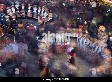 (161213) -- LHASSA, 13 décembre 2016 -- les gens célèbrent la Fée au temple Jokhang à Lhassa, capitale de la région autonome du Tibet du sud-ouest de la Chine, le 13 décembre 2016. Le jour de la Fée tombe le 15e jour du 10e mois du calendrier tibétain. Ce jour-là, les Tibétains célèbrent la journée de commémoration du Bouddha Aleanterre Brahm. (Zyd) CHINA-TIBET-FAIRY S DAY-CELEBRATION(CN) PurbuxZhaxi PUBLICATIONxNOTxINxCHN Lhassa DEC 13 2016 célébrités célèbrent la Fée S Day AU Temple Jokhang à Lhassa capitale du sud-ouest de la Chine S Tibet région autonome DEC 13 2016 la Fée S Day tombe SUR LE 15T. Banque D'Images