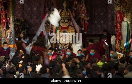 (161213) -- LHASSA, 13 décembre 2016 -- les gens célèbrent la Fée au temple Jokhang à Lhassa, capitale de la région autonome du Tibet du sud-ouest de la Chine, le 13 décembre 2016. Le jour de la Fée tombe le 15e jour du 10e mois du calendrier tibétain. Ce jour-là, les Tibétains célèbrent la journée de commémoration du Bouddha Aleanterre Brahm. (Zyd) CHINA-TIBET-FAIRY S DAY-CELEBRATION(CN) PurbuxZhaxi PUBLICATIONxNOTxINxCHN Lhassa DEC 13 2016 célébrités célèbrent la Fée S Day AU Temple Jokhang à Lhassa capitale du sud-ouest de la Chine S Tibet région autonome DEC 13 2016 la Fée S Day tombe SUR LE 15T. Banque D'Images