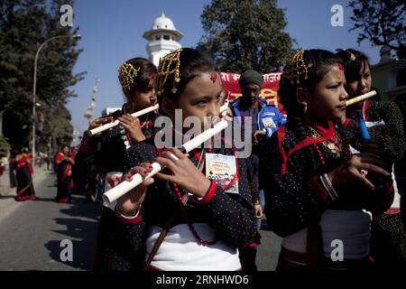 (161213) -- KATMANDOU, 13 décembre 2016 -- des jeunes filles népalaises Newari en tenue traditionnelle participent aux célébrations de la Journée Jyapu et du Yomari Punhi à Katmandou, Népal, le 13 décembre 2016. Yomari Punhi est un festival spécialement célébré par la communauté Newar au Népal pour marquer la fin de la récolte de riz. Le Yomari est une pâte à base de farine de riz de la nouvelle récolte, en forme de poisson et fourrée de canne à sucre brune et de graines de sésame. Punhi est connu comme jour de pleine lune. ) (zy) NEPAL-KATHMANDU-YOMARI PUNHI FESTIVAL PratapxThapa PUBLICATIONxNOTxINxCHN Katmandou DEC 13 2016 les Newari népalaises dans la tradition Banque D'Images