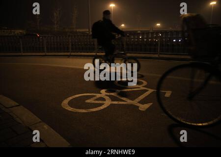 (161213) -- BEIJING, 13 décembre 2016 -- Un citoyen roule à vélo le long de la troisième rocade à Beijing, capitale de la Chine, 11 décembre 2016. Pékin a pavé une nouvelle piste cyclable le long de la troisième rocade cette année. Pour économiser l'énergie et réduire les émissions de carbone, les villes chinoises ont pris des mesures telles que la construction d'un système public de location de vélos ou le pavage de plus de pistes cyclables pour encourager les gens à se déplacer en vélo. )(wsw) CHINA-BEIJING-REDUCE CARBONE EMISSION-BIKE COMMUTE (CN) ZhangxYuwei PUBLICATIONxNOTxINxCHN Beijing DEC 13 2016 un citoyen monte À VÉLO le long de la troisième rocade à Beijing capitale de la Chine DEC 11 2 Banque D'Images