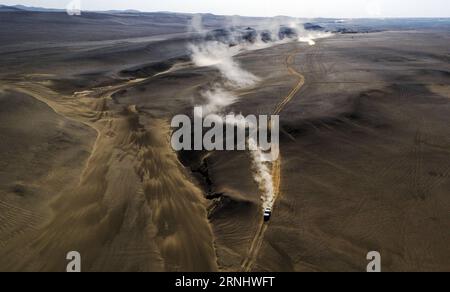 (161213) -- PÉKIN, 13 décembre 2016 -- course automobile dans une compétition de véhicules de cross-country dans la région autonome ouïgoure du Xinjiang du nord-ouest de la Chine, 20 mai 2016. Les drones ont été couramment utilisés dans le photojournalisme en 2016. ) CHINA-DRONE SHOTS OF THE YEAR (CN) JiangxWenyao PUBLICATIONxNOTxINxCHN Beijing DEC 13 2016 course automobile dans une compétition de véhicules de cross-country dans le nord-ouest de la Chine S Xinjiang Uygur région autonome mai 20 2016 les drones ont été couramment utilisés dans le photojournalisme en 2016 Chine Drone SHOTS de l'année CN JiangxWenyao PUBLICATIONxNOTxNOTxINxCHN Banque D'Images