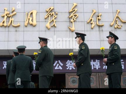 (161213) -- BEIJING, 13 décembre 2016 -- des officiers et des soldats entrent dans le Musée de la guerre de la résistance du peuple chinois contre l agression japonaise à Beijing, capitale de la Chine, le 13 décembre 2016, pour assister à des activités commémoratives à l occasion de la Journée nationale du souvenir des victimes du massacre de Nankin.) (Zyd) CHINA-BEIJING-NANJING MASSACRE VICTIMES-ETAT CÉRÉMONIE COMMÉMORATIVE(CN) LuoxXiaoguang PUBLICATIONxNOTxINxCHN Beijing DEC 13 2016 officiers et soldats entrent dans le Musée de la WAS des célébrités chinoises S résistance contre l'agression japonaise à Beijing capitale de la Chine DEC 13 2016 à A. Banque D'Images