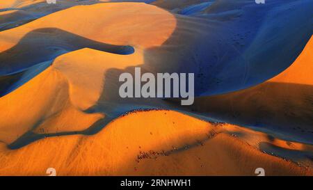 (161213) -- PÉKIN, 13 décembre 2016 -- la région pittoresque de la Dune de sable chantante est vue à Dunhuang, dans la province du Gansu du nord-ouest de la Chine, le 6 septembre 2016. Les drones ont été couramment utilisés dans le photojournalisme en 2016. ) CHINA-DRONE SHOTS OF THE YEAR (CN) ChenxBin PUBLICATIONxNOTxINxCHN Beijing DEC 13 2016 la zone pittoresque de dunes CHANTANTES EST Lakes in Dunhuang Nord-Ouest Chine S Gansu province sept 6 2016 drones ont été couramment utilisés dans le photojournalisme en 2016 Chine Drone shots of the Year CN ChenxBin PUBLICATIONxNOTxINxCHN Banque D'Images