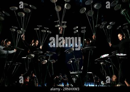(161218) -- BEIJING, 18 décembre 2016 -- les interprètes de la troupe acrobatique nationale de Chine répètent pour un festival acrobatique à Luoyang, province du Henan au centre de la Chine, 14 décembre 2016.) XINHUA PHOTO CHOIX HEBDOMADAIRES CaixYang PUBLICATIONxNOTxINxCHN Beijing DEC 18 2016 interprètes de la troupe acrobatique nationale chinoise répétition pour le Festival acrobatique à Luoyang Central China S Henan province DEC 14 2016 XINHUA photo choix hebdomadaires CaixYang PUBLICATIONxNOTxINxCHN Banque D'Images