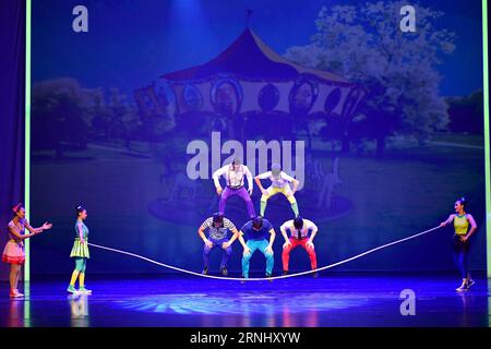(161218) -- LUOYANG, 18 décembre 2016 -- des acteurs se produisent lors du 3e festival d'art acrobatique chinois à Luoyang, province du Henan, dans le centre de la Chine, le 18 décembre 2016.) (Zyd) CHINA-HENAN-ACROBATIES FESTIVAL (CN) FengxDapeng PUBLICATIONxNOTxINxCHN Luoyang DEC 18 2016 acteurs se produisent lors du 3e Festival d'art acrobatique chinois à Luoyang Chine centrale S Henan province DEC 18 2016 ZYD China Henan Festival CN FengxDapeng PUBLICATIONxNOTxINxCHN Banque D'Images