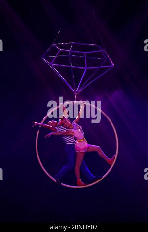 (161218) -- LUOYANG, 18 décembre 2016 -- des acteurs se produisent lors du 3e festival d'art acrobatique chinois à Luoyang, province du Henan, dans le centre de la Chine, le 18 décembre 2016.) (Zyd) CHINA-HENAN-ACROBATIES FESTIVAL (CN) FengxDapeng PUBLICATIONxNOTxINxCHN Luoyang DEC 18 2016 acteurs se produisent lors du 3e Festival d'art acrobatique chinois à Luoyang Chine centrale S Henan province DEC 18 2016 ZYD China Henan Festival CN FengxDapeng PUBLICATIONxNOTxINxCHN Banque D'Images