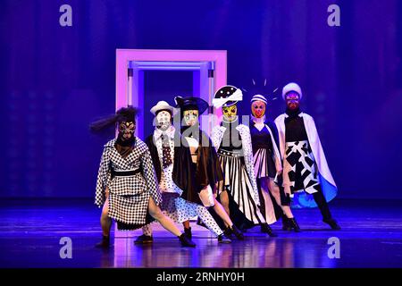 (161218) -- LUOYANG, 18 décembre 2016 -- des acteurs se produisent lors du 3e festival d'art acrobatique chinois à Luoyang, province du Henan, dans le centre de la Chine, le 18 décembre 2016.) (Zyd) CHINA-HENAN-ACROBATIES FESTIVAL (CN) FengxDapeng PUBLICATIONxNOTxINxCHN Luoyang DEC 18 2016 acteurs se produisent lors du 3e Festival d'art acrobatique chinois à Luoyang Chine centrale S Henan province DEC 18 2016 ZYD China Henan Festival CN FengxDapeng PUBLICATIONxNOTxINxCHN Banque D'Images