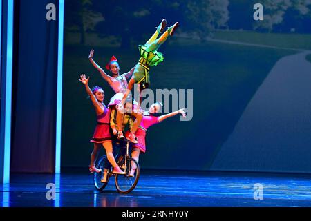 (161218) -- LUOYANG, 18 décembre 2016 -- des acteurs se produisent lors du 3e festival d'art acrobatique chinois à Luoyang, province du Henan, dans le centre de la Chine, le 18 décembre 2016.) (Zyd) CHINA-HENAN-ACROBATIES FESTIVAL (CN) FengxDapeng PUBLICATIONxNOTxINxCHN Luoyang DEC 18 2016 acteurs se produisent lors du 3e Festival d'art acrobatique chinois à Luoyang Chine centrale S Henan province DEC 18 2016 ZYD China Henan Festival CN FengxDapeng PUBLICATIONxNOTxINxCHN Banque D'Images