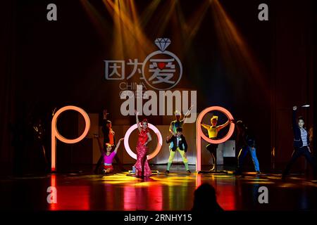 (161218) -- LUOYANG, 18 décembre 2016 -- des acteurs se produisent lors du 3e festival d'art acrobatique chinois à Luoyang, province du Henan, dans le centre de la Chine, le 18 décembre 2016.) (Zyd) CHINA-HENAN-ACROBATIES FESTIVAL (CN) FengxDapeng PUBLICATIONxNOTxINxCHN Luoyang DEC 18 2016 acteurs se produisent lors du 3e Festival d'art acrobatique chinois à Luoyang Chine centrale S Henan province DEC 18 2016 ZYD China Henan Festival CN FengxDapeng PUBLICATIONxNOTxINxCHN Banque D'Images