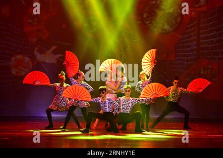 (161218) -- LUOYANG, 18 décembre 2016 -- des acteurs se produisent lors du 3e festival d'art acrobatique chinois à Luoyang, province du Henan, dans le centre de la Chine, le 18 décembre 2016.) (Zyd) CHINA-HENAN-ACROBATIES FESTIVAL (CN) FengxDapeng PUBLICATIONxNOTxINxCHN Luoyang DEC 18 2016 acteurs se produisent lors du 3e Festival d'art acrobatique chinois à Luoyang Chine centrale S Henan province DEC 18 2016 ZYD China Henan Festival CN FengxDapeng PUBLICATIONxNOTxINxCHN Banque D'Images