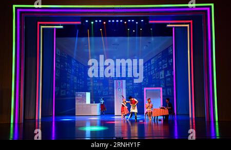 (161218) -- LUOYANG, 18 décembre 2016 -- des acteurs se produisent lors du 3e festival d'art acrobatique chinois à Luoyang, province du Henan, dans le centre de la Chine, le 18 décembre 2016.) (Zyd) CHINA-HENAN-ACROBATIES FESTIVAL (CN) FengxDapeng PUBLICATIONxNOTxINxCHN Luoyang DEC 18 2016 acteurs se produisent lors du 3e Festival d'art acrobatique chinois à Luoyang Chine centrale S Henan province DEC 18 2016 ZYD China Henan Festival CN FengxDapeng PUBLICATIONxNOTxINxCHN Banque D'Images