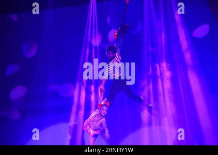 (161218) -- LUOYANG, 18 décembre 2016 -- des acteurs se produisent lors du 3e festival d'art acrobatique chinois à Luoyang, province du Henan, dans le centre de la Chine, le 18 décembre 2016.) (Zyd) CHINA-HENAN-ACROBATIES FESTIVAL (CN) FengxDapeng PUBLICATIONxNOTxINxCHN Luoyang DEC 18 2016 acteurs se produisent lors du 3e Festival d'art acrobatique chinois à Luoyang Chine centrale S Henan province DEC 18 2016 ZYD China Henan Festival CN FengxDapeng PUBLICATIONxNOTxINxCHN Banque D'Images