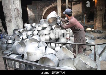 (161219) -- JALALABAD(AFGHANISTAN), 19 décembre 2016 -- un afghan travaille dans une usine d'aluminium locale dans la province de Nangarhar, Afghanistan, 19 décembre 2016. Quelque 16 millions de personnes dans le pays sont admissibles à travailler et sur eux seulement trois millions ont un emploi permanent tandis que les 13 millions restants ont des emplois aléatoires ou à temps partiel sans revenu régulier, selon les responsables syndicaux. (Sxk) AFGHANISTAN-NANGARHAR-USINE D'ALUMINIUM RahmanxSafi PUBLICATIONxNOTxINxCHN Jalalabad Afghanistan DEC 19 2016 à afghan Man travaille DANS une usine d'aluminium locale dans la province de Nangarhar Afghanistan DEC 19 Banque D'Images