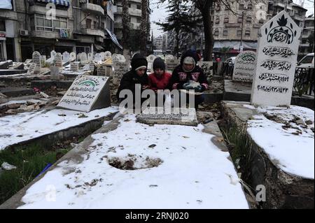 Bilder des Tages Syrien: Kinder auf einem Friedhof in Aleppo (161221) -- ALEPPO (SYRIA), Dec. 21, 2016 -- Syrian children pray in front of a grave in a garden in the Hamidiyeh neighborhood of Aleppo city, Syria, on Dec. 21, 2016. Due to the intensity of the war in Aleppo and the difficulty to reach public cemeteries in rebel controlled areas, people in Aleppo started burying their deceased ones in city gardens. ) SYRIA-ALEPPO-GRAVES IN CITY GARDENS AmmarxSafarjaani PUBLICATIONxNOTxINxCHN   Images the Day Syria Children on a Cemetery in Aleppo  Aleppo Syria DEC 21 2016 Syrian Children Pray in F Stock Photo