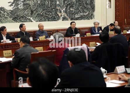 (161221) -- BEIJING, le 21 décembre 2016 -- Zhang Dejiang, président du Comité permanent du Congrès populaire national de Chine (NPC), participe à une discussion de groupe de la 25e session du 12e Comité permanent de l'NPC à Beijing, capitale de la Chine, le 21 décembre 2016.) (zkr) CHINA-BEIJING-NPC COMITÉ PERMANENT-REUNION (CN) LiuxWeibing PUBLICATIONxNOTxINxCHN Beijing DEC 21 2016 Zhang Dejiang Président du Comité Thing du Congrès national des célébrités S de Chine le NPC participe à une discussion de groupe de la 25e session du 12e Comité Thing du NPC à Beijing capitale de la Chine DEC 21 20 Banque D'Images