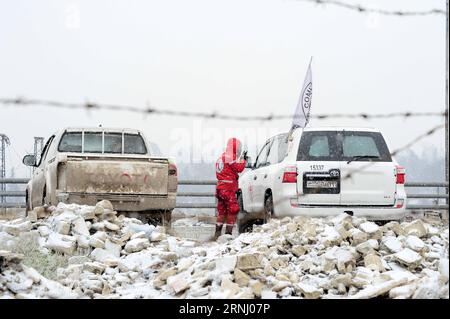 (161221) -- ALEP (SYRIE), 21 décembre 2016 -- des véhicules du Croissant-Rouge attendent l'évacuation des rebelles dans la région de Ramouseh, au Sud de la ville d'Alep, au Nord de la Syrie, le 21 décembre 2016. Une source militaire syrienne a déclaré mercredi à Xinhua que l'évacuation des rebelles de l'est de la ville d'Alep, dans le nord de la Syrie, était en cours, un responsable du Comité international de la Croix-Rouge ayant déclaré que 30 000 civils avaient été évacués de cette partie de la ville. SYRIE-ALEP-REBELLE-ÉVACUATION AmmarxSafarjalani PUBLICATIONxNOTxINxCHN Alep Syrie DEC 21 2016 VÉHICULES du Croissant-Rouge attendent l'évacuation des rebelles dans la zone Banque D'Images