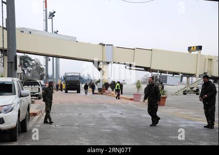Syrien : Soldaten am Flughafen von Aleppo (161221) -- ALEP (SYRIE), 21 décembre 2016 -- des soldats syriens ont été vus à l'aéroport international d'Alep, dans le nord de la Syrie, le 21 décembre 2016. Un responsable syrien a déclaré mercredi que l'aéroport international de la ville d'Alep, au nord du pays, reprendrait bientôt son service, après que les forces de l'armée aient repris les zones tenues par les rebelles dans la partie orientale de la ville. SYRIE-ALEPPO-AÉROPORT INTERNATIONAL-RETOUR EN SERVICE-BIENTÔT AmmarxSafarjalani PUBLICATIONxNOTxINxCHN soldats syriens à l'aéroport d'Aleppo Aleppo Syrie DEC 21 2016 les soldats syriens sont des lacs À l'International Banque D'Images