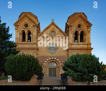 La basilique catholique Catherdral de Saint François d'Assisi a été construite par l'archevêque Juan Baptiste Lamy en 1869 - Santa Fe, Nouveau-Mexique Banque D'Images