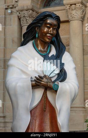 Statue de femme indienne en face de la basilique catholique Catherdral de Saint François d'Assisi construite par l'archevêque Juan Baptiste Lamy en 1869 - Santa Fe Banque D'Images