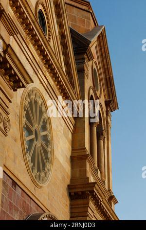 La basilique catholique Catherdral de Saint François d'Assisi a été construite par l'archevêque Juan Baptiste Lamy en 1869 - Santa Fe, Nouveau-Mexique Banque D'Images